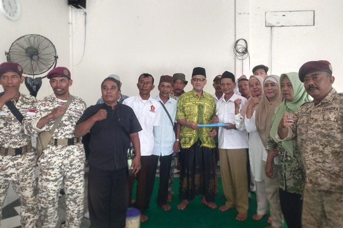 Forum Kader Penyelamat Partai Gerindra Kabupaten Jombang  saat mendatangi rumah Wakil Ketua Umum Bidang Agama DPP Partai Gerindra Mochamad Irfan Yusuf.