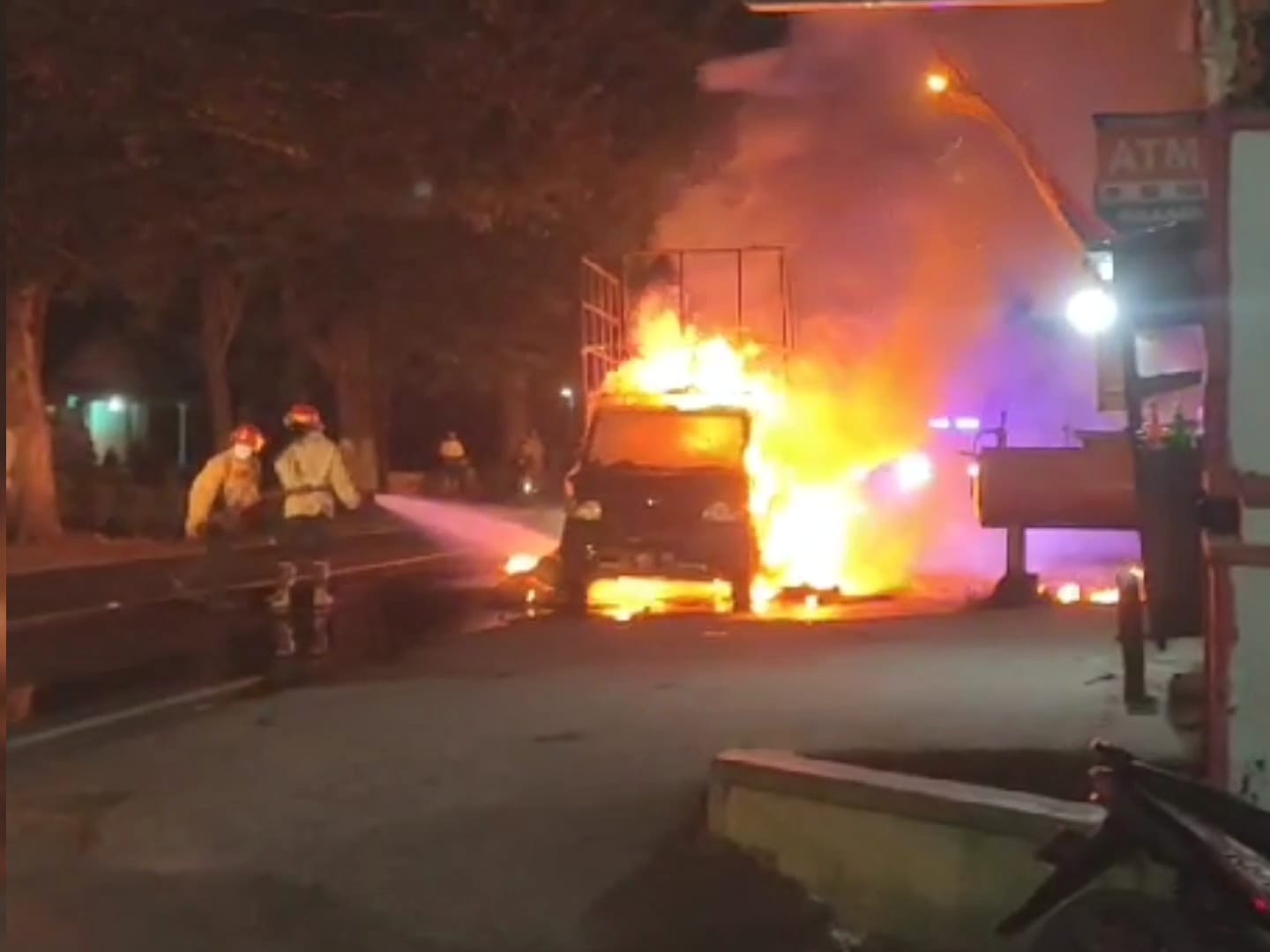 Proses pemadaman pikap yang terbakar di pinggir jalan raya Mojorapak Jombang