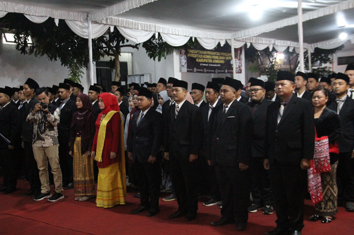 Ketua KPU Jombang Abdul Wadud Burhan Abadi melantik 105 anggota PPK Pilbup, Kamis (16/5) malam.