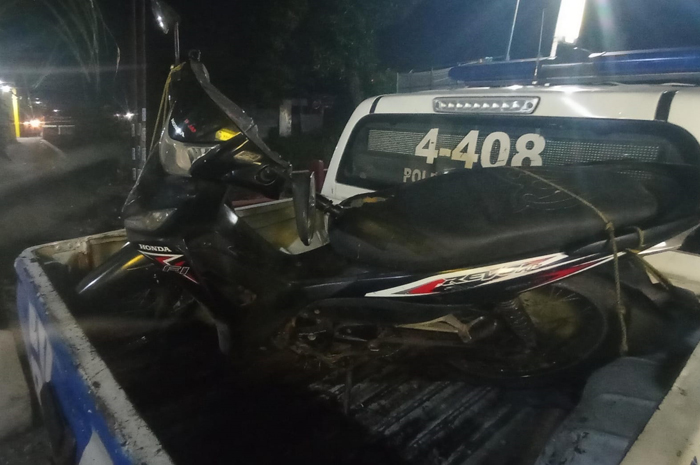 Sepeda motor korban kecelakaan saat diamankan petugas kepolisian