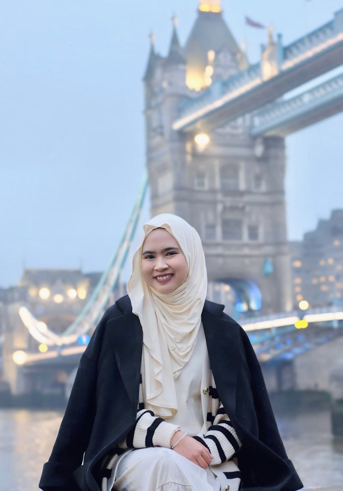 Ashlaha Baladina Zaimuddin, gadis Jombang yang kini tengah menuntaskan pendidikannya di Inggris