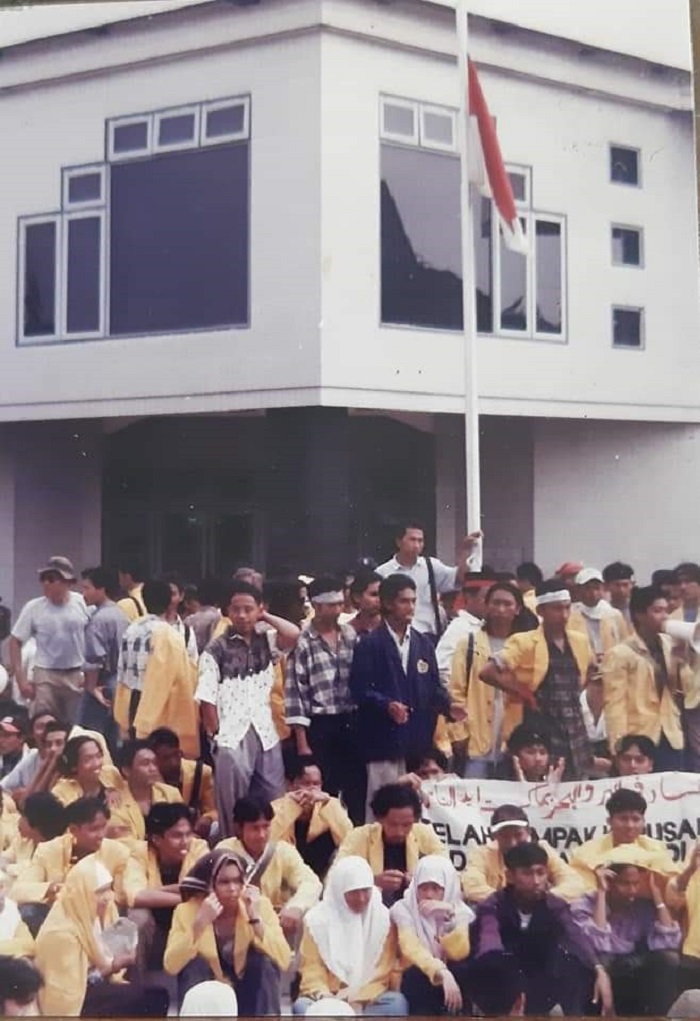 Foto saat mahasiswa berdemo dan menduduki gedung DPRD Jombang 17 mei 1998