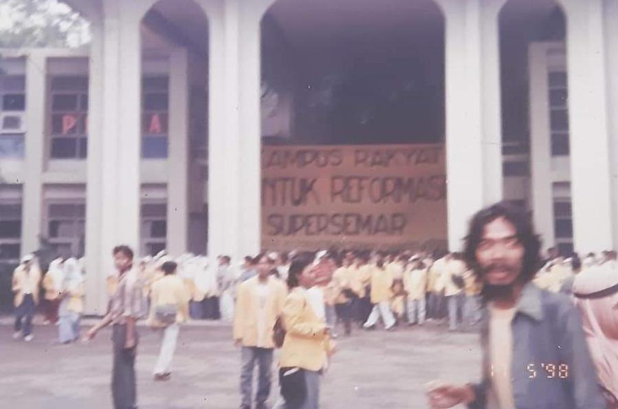 Mahasiswa saat sedang berdemo di depan kampus Undar Jombang 17 mei 1998