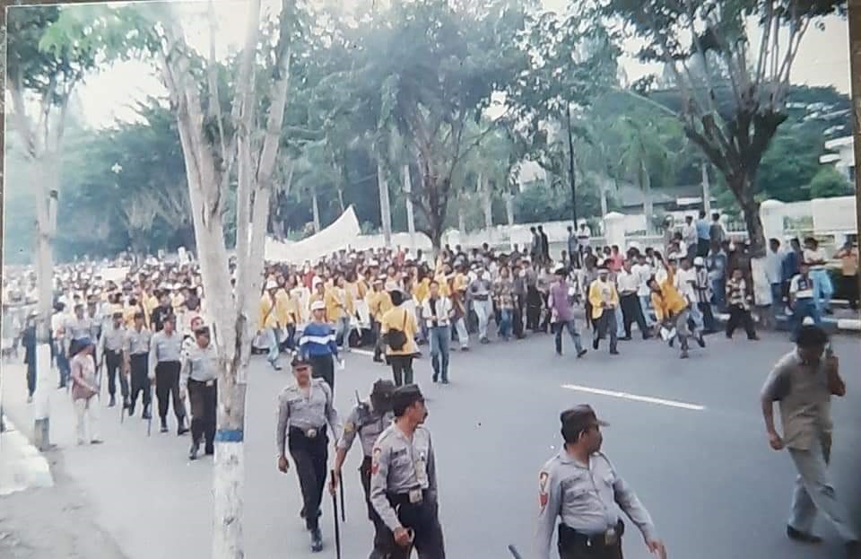 Aksi mahasiswa yang berdemo di Jl Merdeka (sekarang Jl gus Dur) Jombang sembari dikawal aparat kepolisian