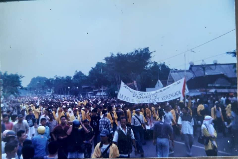Ribuan mahasiswa saat melakukan demonstrasi di Jl KH Wahid Hasyim Jombang di dekat Jembatan Panengel 17 Mei 1998