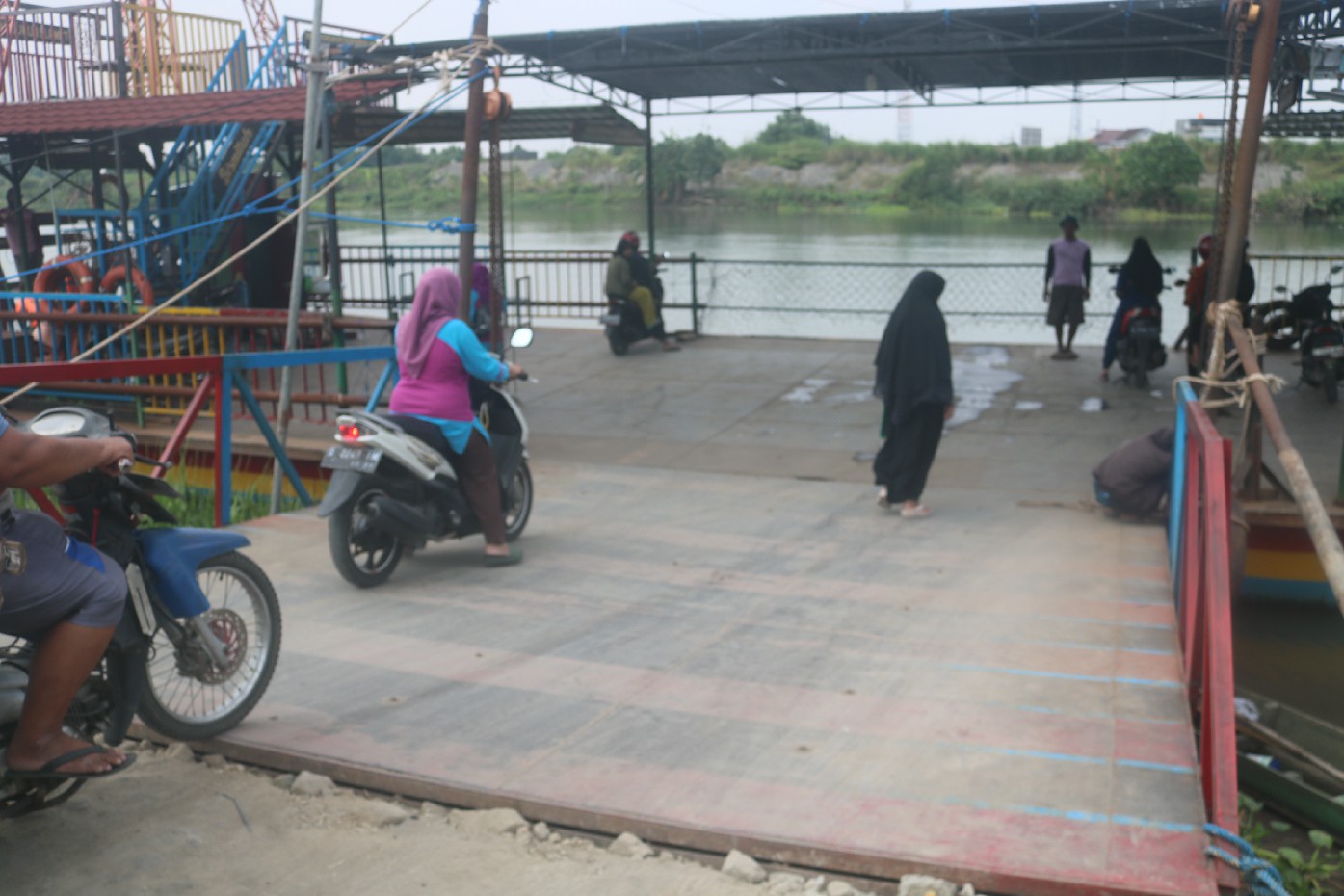 Landasan dermaga perahu tambang brantas di Jombang kini jadi turun karena jebolnya dam karet Jatimlerek