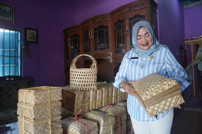 Kepala Desa Kertorejo Dra Hj Suisti menunjukkan produk anyaman bambu hasil karya warga desanya