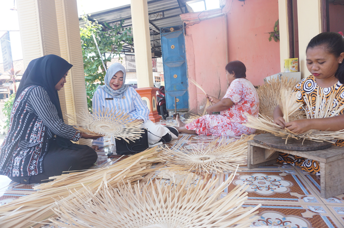Kepala Desa Kertorejo Dra Hj Suisti didampingi perangkat desa saat mengunjungi salah satu rumah warga perajin anyaman bambu.