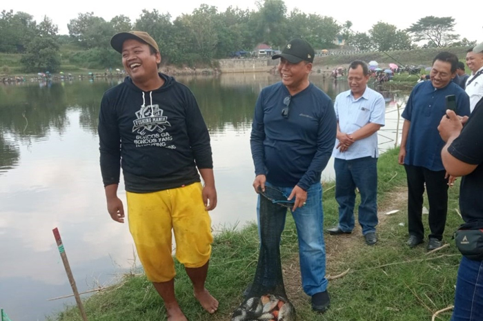 MANCING BERSAMA: Kepala Desa Plabuhan Andi mendampingi Pj Bupati Jombang Sugiat dan Forkopimcam Plandaan saat  mancing bersama di Waduk Grojogan, Dusun/Desa Plabuhan.