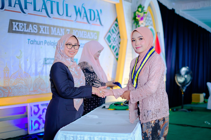 Dr H Saadatul Athiyah MPd, kepala MAN 7 Jombang. melakukan prosesi wisuda kepada siswa