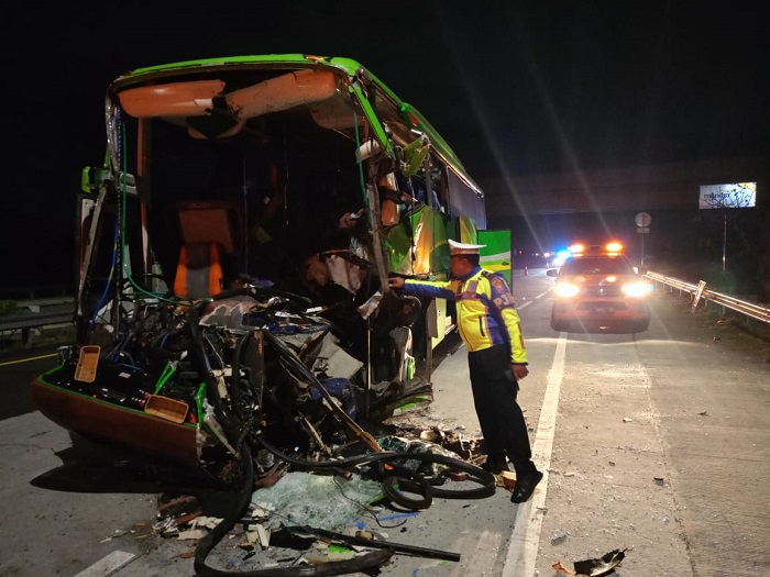 Petugas kepolisian dari PJR Polda Jatim saat melakukan olah kejadian perkara di lokasi