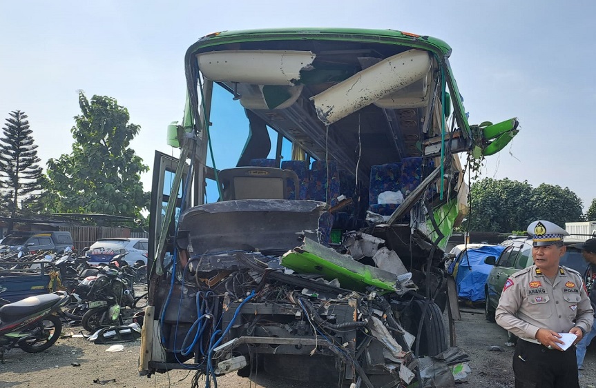 Bus rombongan SMP PGRI Wonosari Malang saat diamankan di Mako Satlantas Polres Jombang
