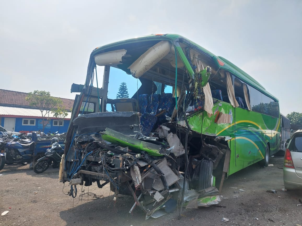 Kondisi bus maut berisi rombongan SMP PGRI 1 Wonosari Malang saat diamankan di Mako Satlantas Polres Jombang