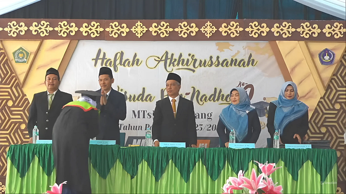 Kepala MTsN 9 Jombang, Abdul Haris, bersama pimpinan memimpin prosesi wisuda siswa kelas IX, Selasa (21/5).
