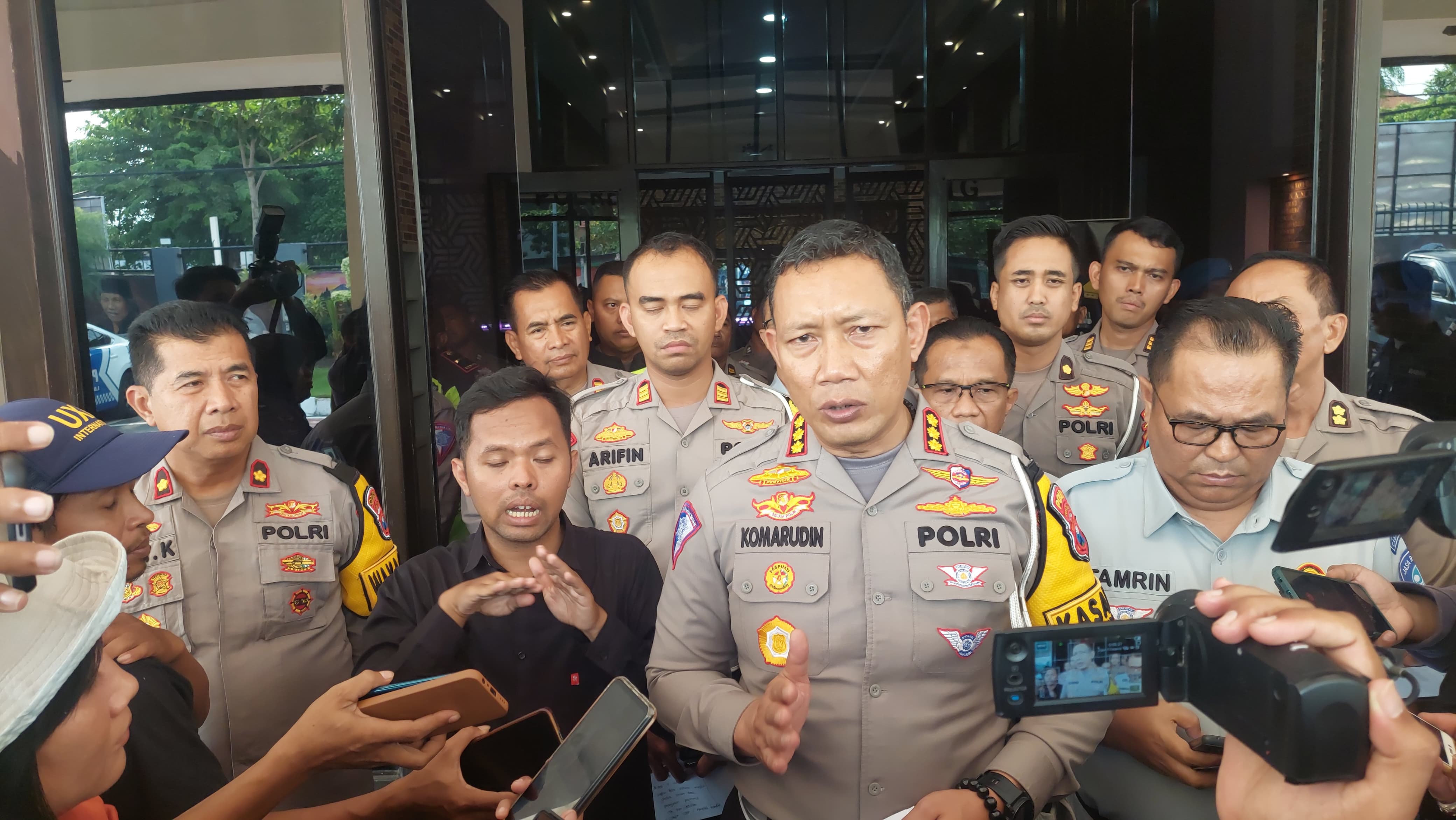 Dirlantas Polda Jatim Kombespol Komarudin saat memberikan keterangan pers terkait kecelakaan bus pariwisata rombongan SMP PGRI Wonosari Malang