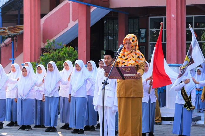 Nur Laila saat memimpin upacara di sekolah yang ia pimpin