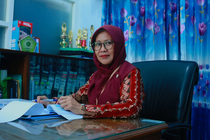 Nur Laila, sosok guru sekaligus Kepala SMK Telekomunikasi Darul Ulum yang hobi membaca dan menulis
