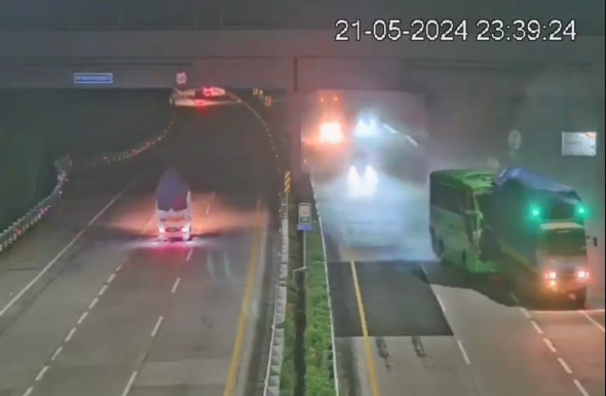 potongan gambar rekaman CCTV bus rombongan study tour asal malang yang mengalami kecelakaan di Tol Jombang Mojokerto