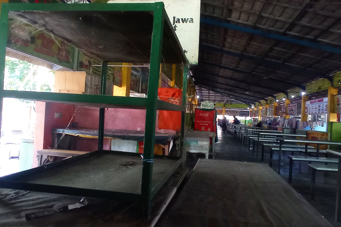 Kondisi Pujasera Taman Kebonrojo Jombang yang kini makin sepi ditinggal penghuni