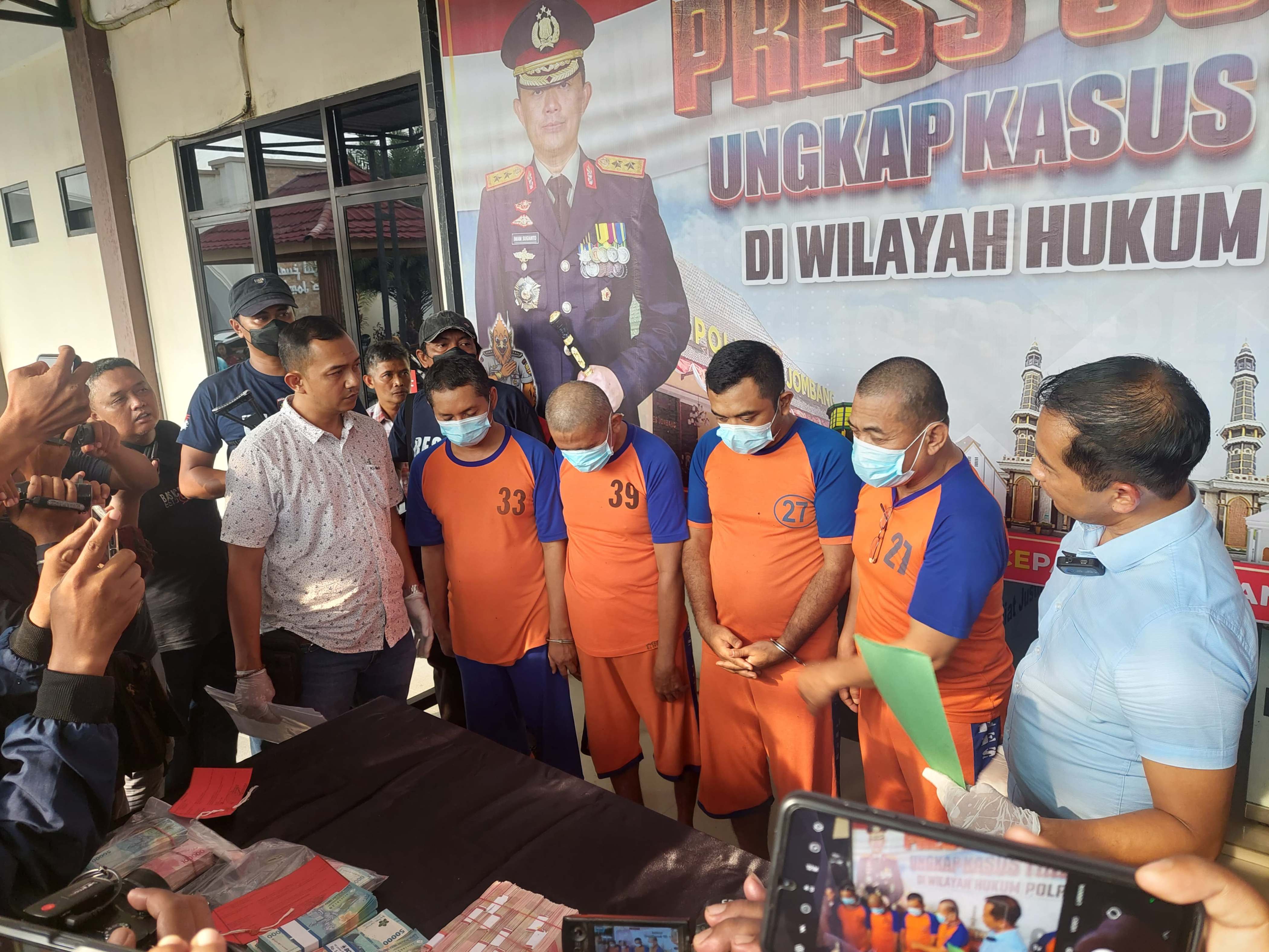 Empat sindikat pengedar uang palsu ini telah dibekuk. namun masih ada belasan juta rupiah uang palsu yang terlanjur beredar dan belum terdeteksi di Jombang