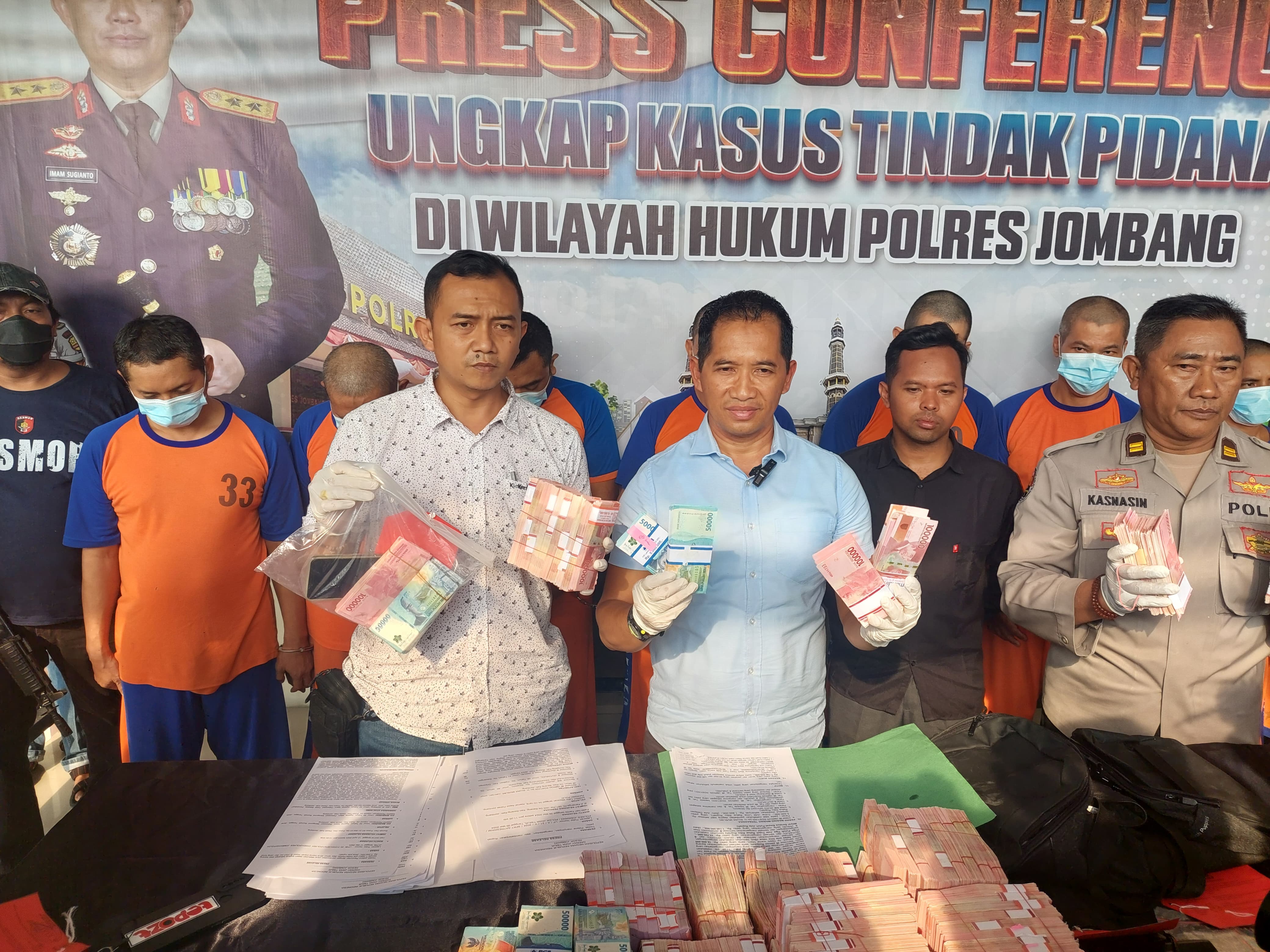 Polisi menunjukkan barangbukti uang palsu yang disita dari sindikat pengedar uang palsu lintas provinsi di Jombang