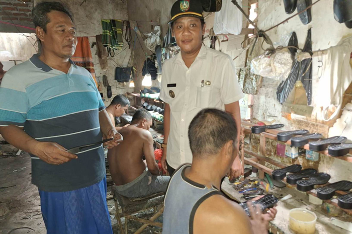 Kepala Desa Tanggalrejo Dimas Wahyu Ramadhana saat meninjau pelaku usaha sepatu dan sandal di Dusun Semen.