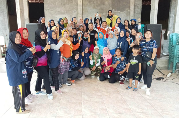 HM Syarif Hidayatullah ST MMT (Gus Sentot) bersama Kades Sanip, dan peserta senam di balai Desa Segodorejo, Sumobito, Minggu (19/5).
