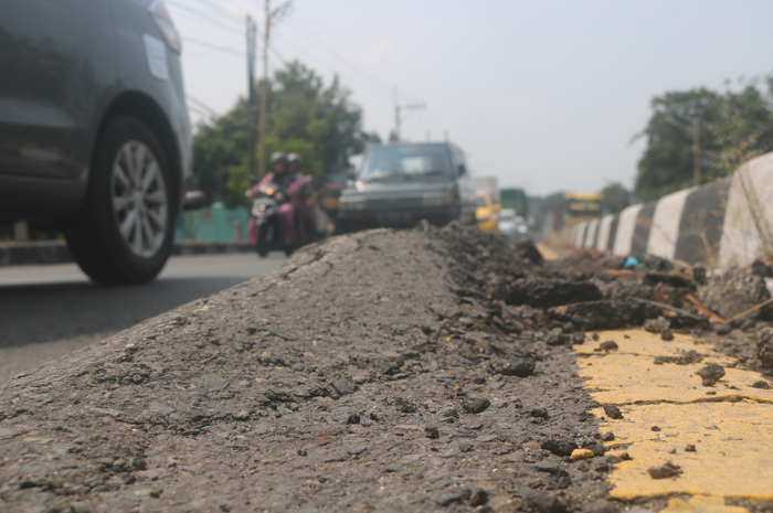 Kondisi jalur contraflow di proyek pembongkaran cor beton jalan nasional Peterongan Jombang mulai bergelombang