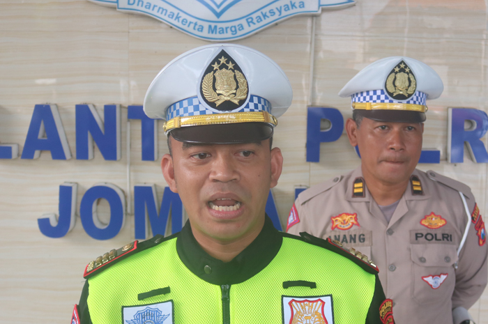 Kasatlantas Polres Jombang AKP Nur Arifin saat memberikan keterangan kepada awak media (22/5)