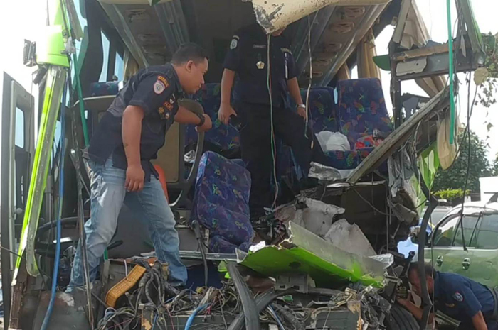 Tim dari Kemenhub dan Dishub Jombang melakukan pengecekan pada bus rombongan study tour yang kini diamankan di Mako Satlantas Polres Jombang (23/5)