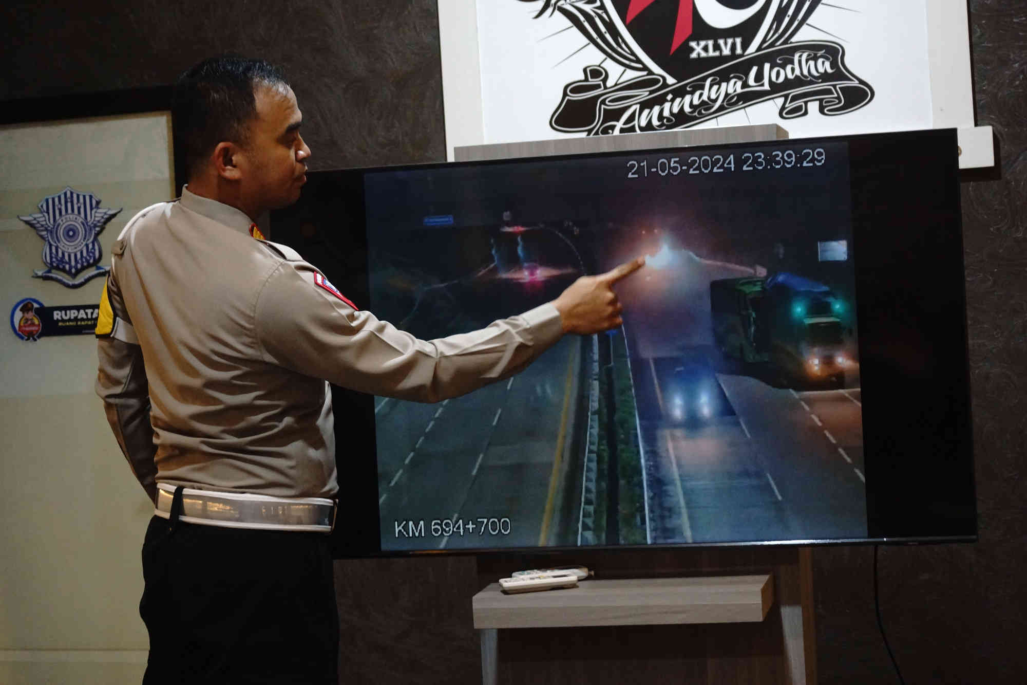 Kasatlantas Polres Jombang menunjukkan hasil analisa rekaman CCTV kecelakaan bus rombongan study tour asal malang di Tol Jombang Mojokerto