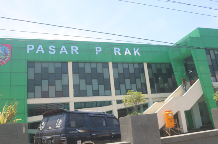 Salah satu plakat nama Pasar Perak yang rontok membuat nama pasar menjadi Pasar Prak.