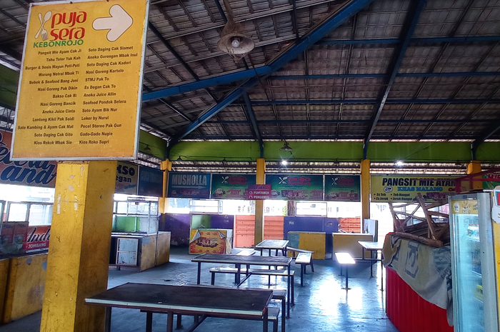 Kondisi bagian dalam Pujasera Kebonrojo Jombang yang kosong melompong ditinggal pedagang