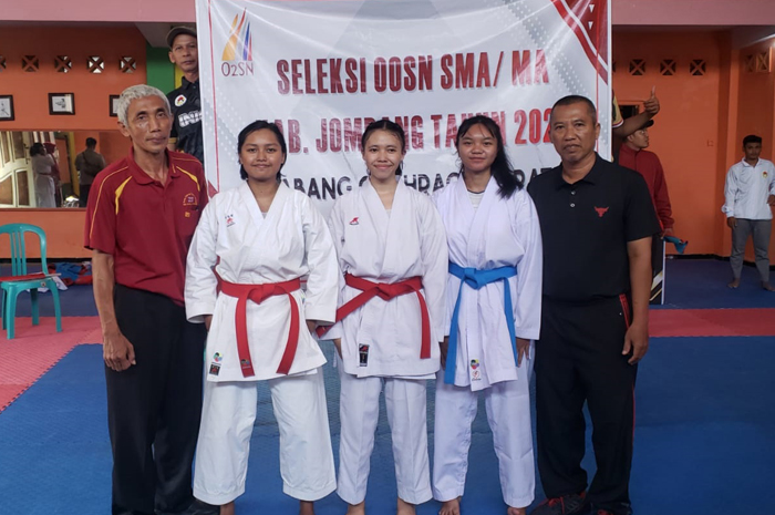 Kopel O2SN karate SMA Kabupaten Jombang, Baihaqi (kanan) bersama peraih juara di Dojo Mahameru, Selasa (21/5).