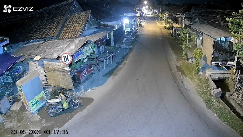 Aksi pelaku pencurian elpiji di warung gorengan di Jombang terekam CCTV