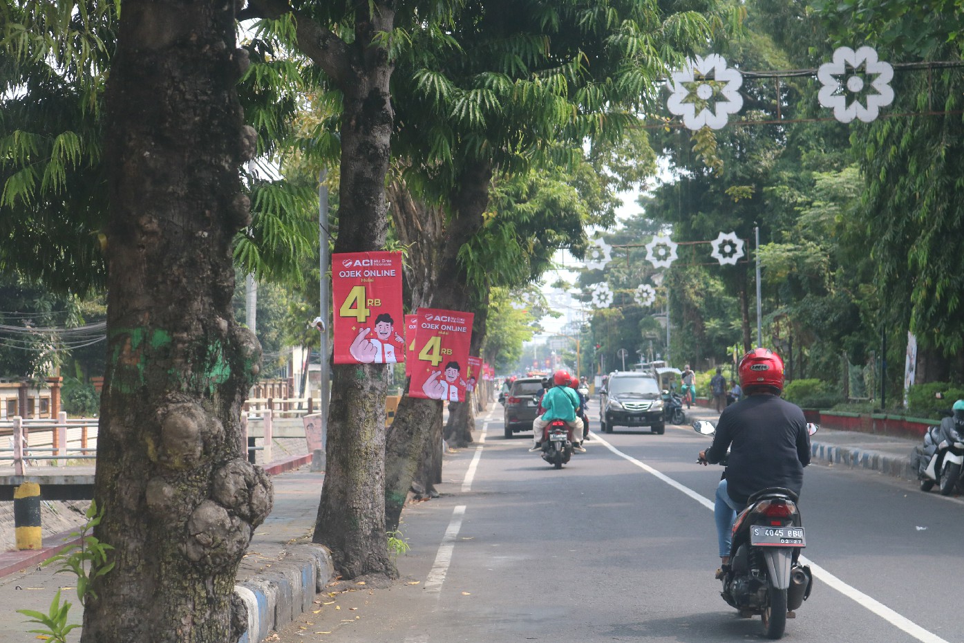 poster liar dipaku di pohon mulai kembali bertebaran di wilayah Jombang Kota.