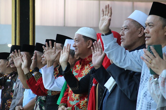 DILEPAS: Sekdakab Jombang Agus Purnomo (tengah batik merah) melepas jemaah haji kloter 61 di Pendopo Kabupaten Jombang, Senin (27/5).
