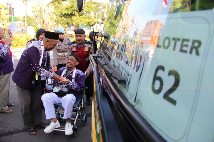 PAMIT BERANGKAT: Ribuan CJH Jombang berpamitan kepada anggota keluarga saat akan berangkat haji di Pendopo Kabupaten Jombang, Senin (27/5) pagi.