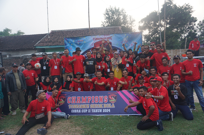 Kepala Desa Curahmalang Hj Eni Sulchiyatin (baju kuning) saat seremoni juara bersama tim Salmon FC yang diperkuat legenda Persebaya Surabaya Rendi Irwan.
