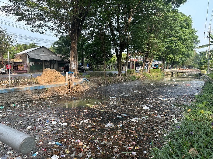 MENGHITAM: Sekunder Gude Ploso di Kecamatan Tembelang, Jombang diduga tercemar limbah.