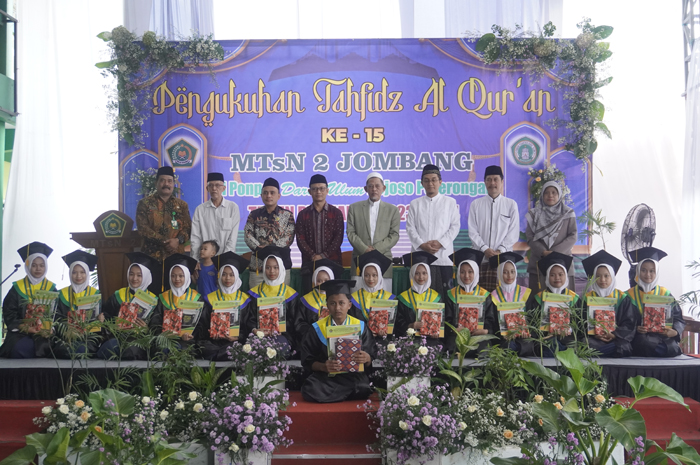 1.	KHARISMATIK: Pimpinan PP Darul Ulum, KH Cholil Dahlan, Kepala Kantor Kemenag, Dr H Muhajir, Kepala MTsN 2 Jombang, Agustin Aminah MPdI bersama siswa berprestasi tahf