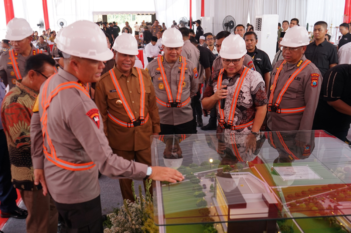 Kapolda Jatim Irjen Imam Sugianto saat memimpin groundbreaking RS Bhayangkara Jombang