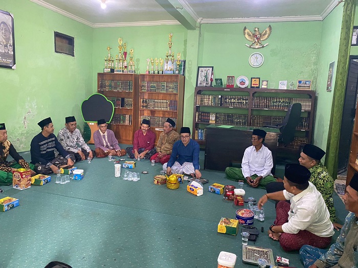 TERIMA ASPIRASI: KH Abdussalam Shohib pengasuh Pondok Pesantren Mambaul Ma&rsquo;arif Denanyar menerima aspirasi dari kalangan guru TPQ se Jombang, Selasa (28/5).