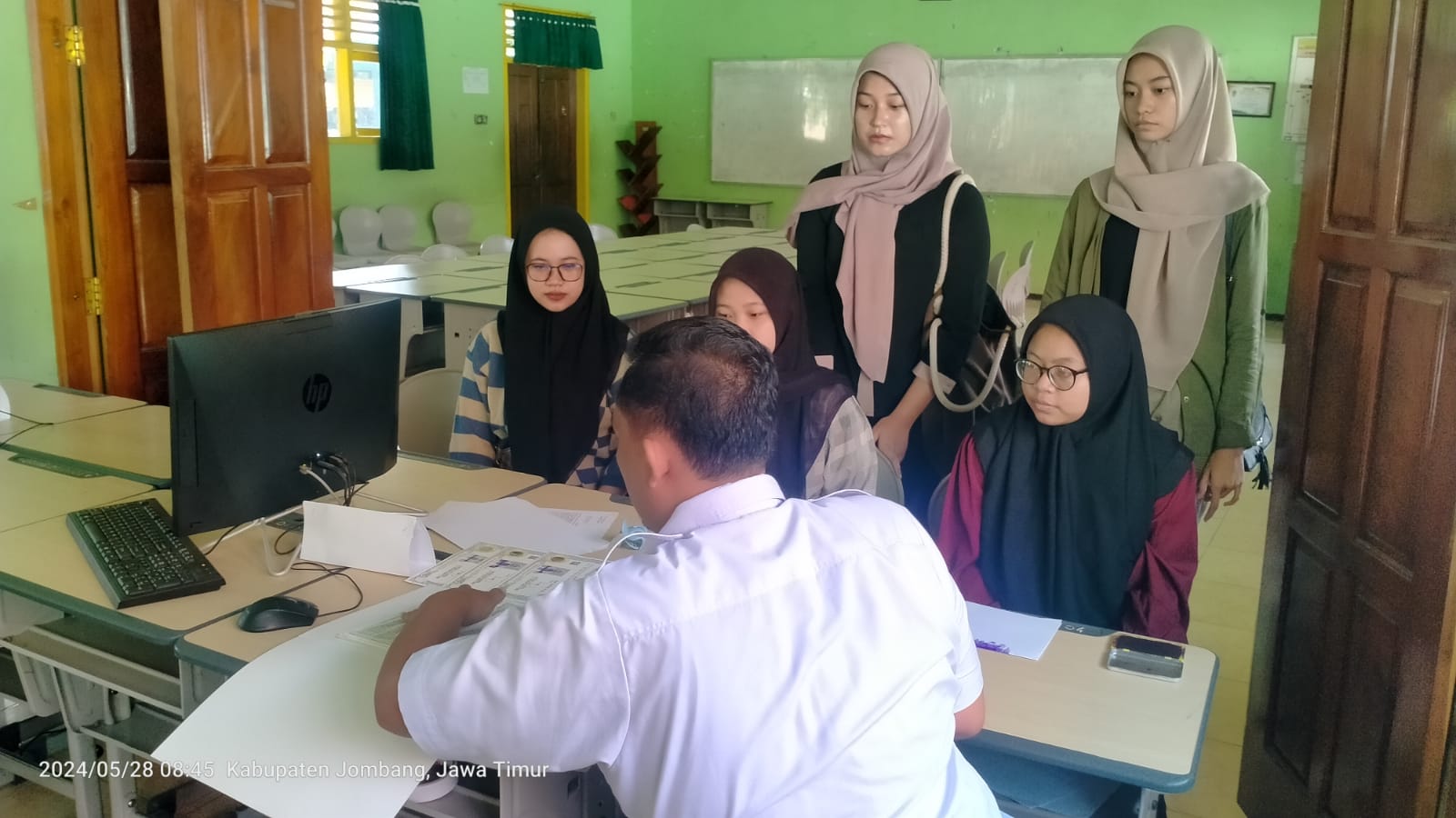 ANTRE: Pengambilan PIN siswa SMP/MTs di SMAN Ngoro, Selasa (28/5).