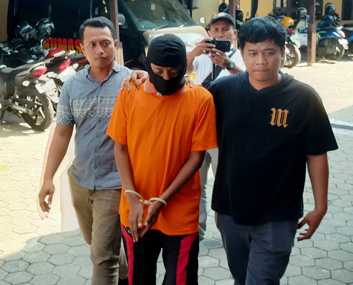 Wawan Sudarmanto, Kades aktif di Jombang yang jadi tersangka penipuan dan penggelapan saat digelandang ke Mapolres Mojokerto Kota