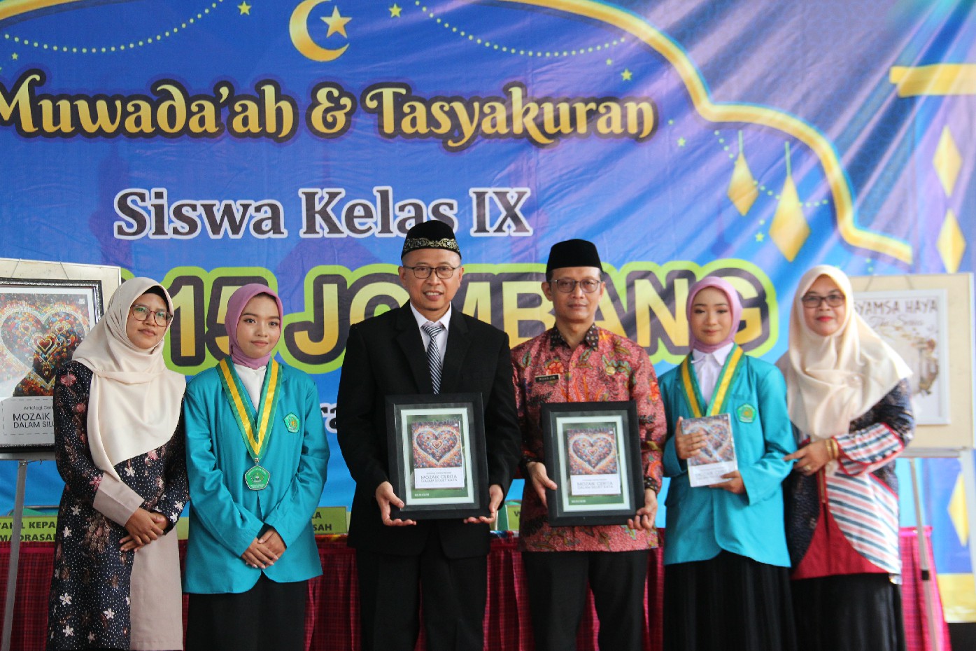 Kepala Kantor Kemenag Jombang Muhajir bersama Kepala MTsN 15 Jombang M Makhi SPdI MpdI foto bersama saat launching buku karya siswa.