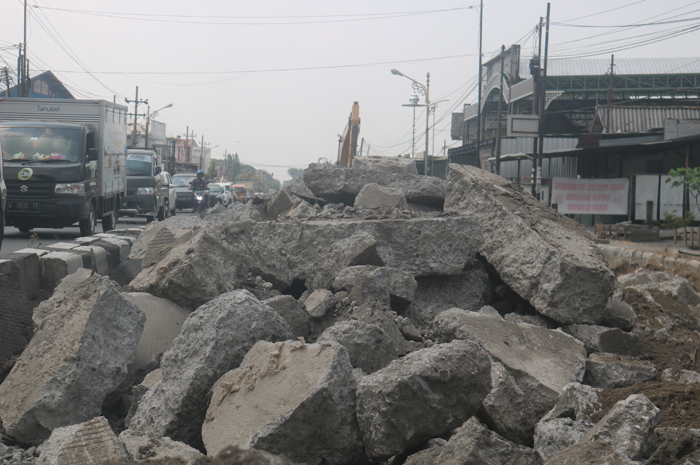 kondisi cor beton jalan nasional di Peterongan Jombang yang sudah dibongkar