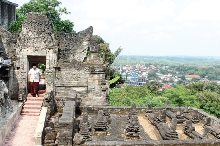 Makam Sunan Sendang Duwur, salah satu lokasi wisata religi di Lamongan
