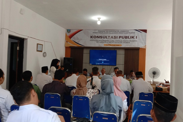 Kabid Tata Ruang dan Pertanahan Dinas PUPR Jombang Agus Andrianto (tengah berkacamata) bersama Forpimcam dan kades dalam konsultasi publik satu di Kecamatan Peterongan, Jombang, Senin (13/5).