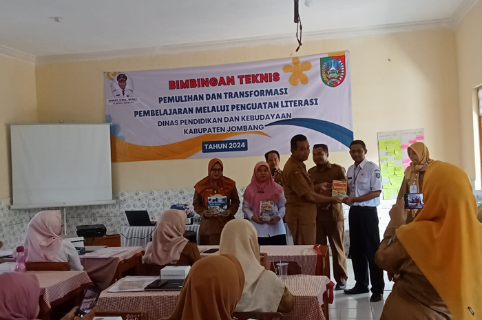 Kegiatan bimtek pemulihan dan transformasi pembelajaran melalui penguatan literasi yang dilakukan DInas P dan K Jombang